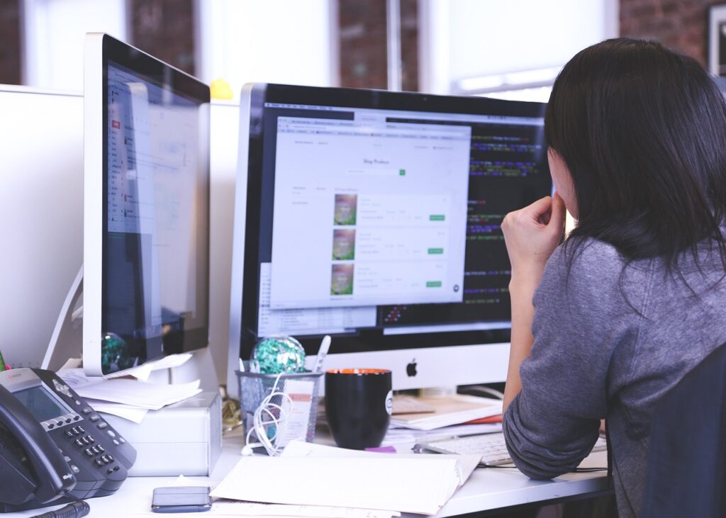 travail multi-écrans, plusieurs dossiers sur le bureau