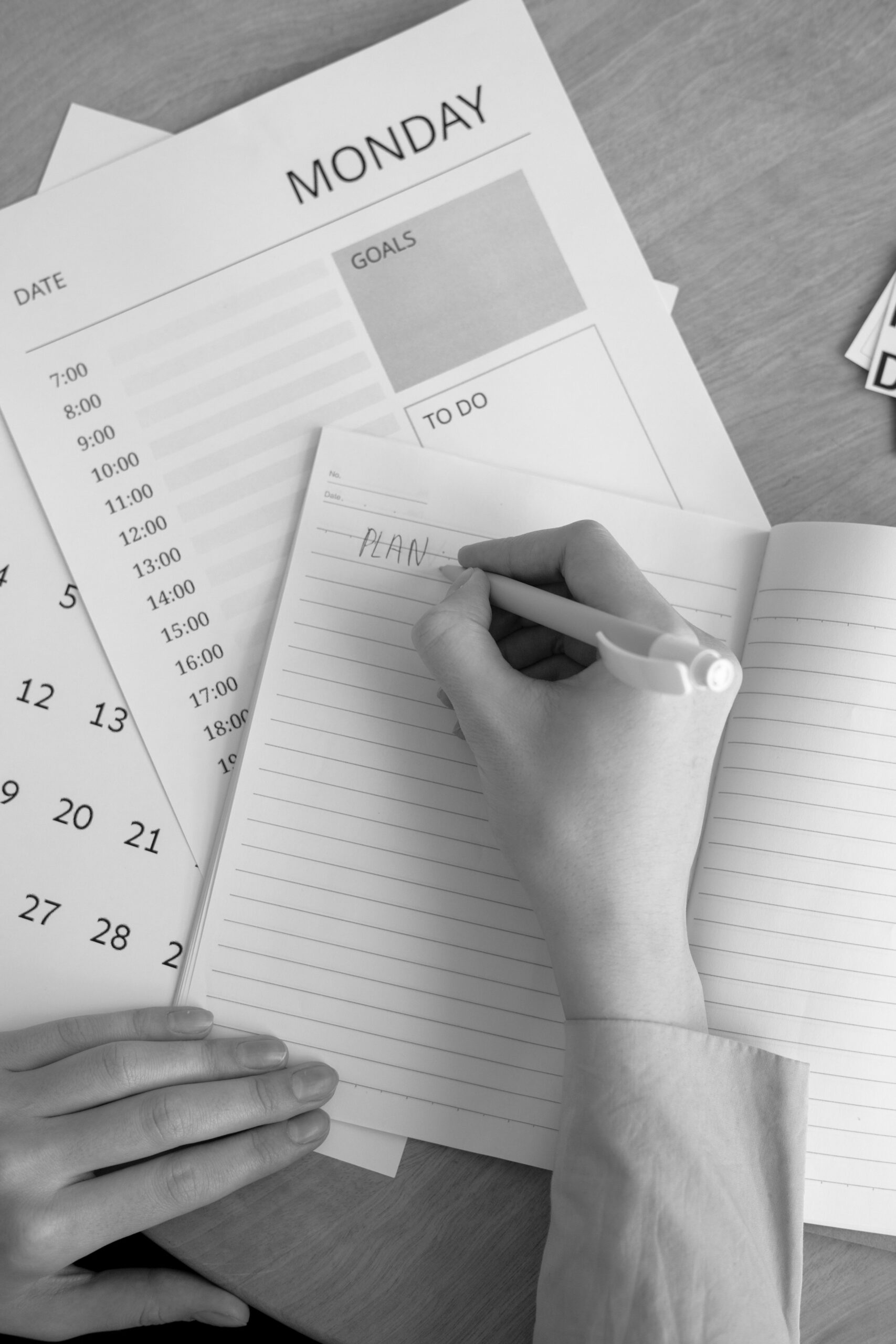 Mains organisant un agenda et un carnet de notes pour la reprise